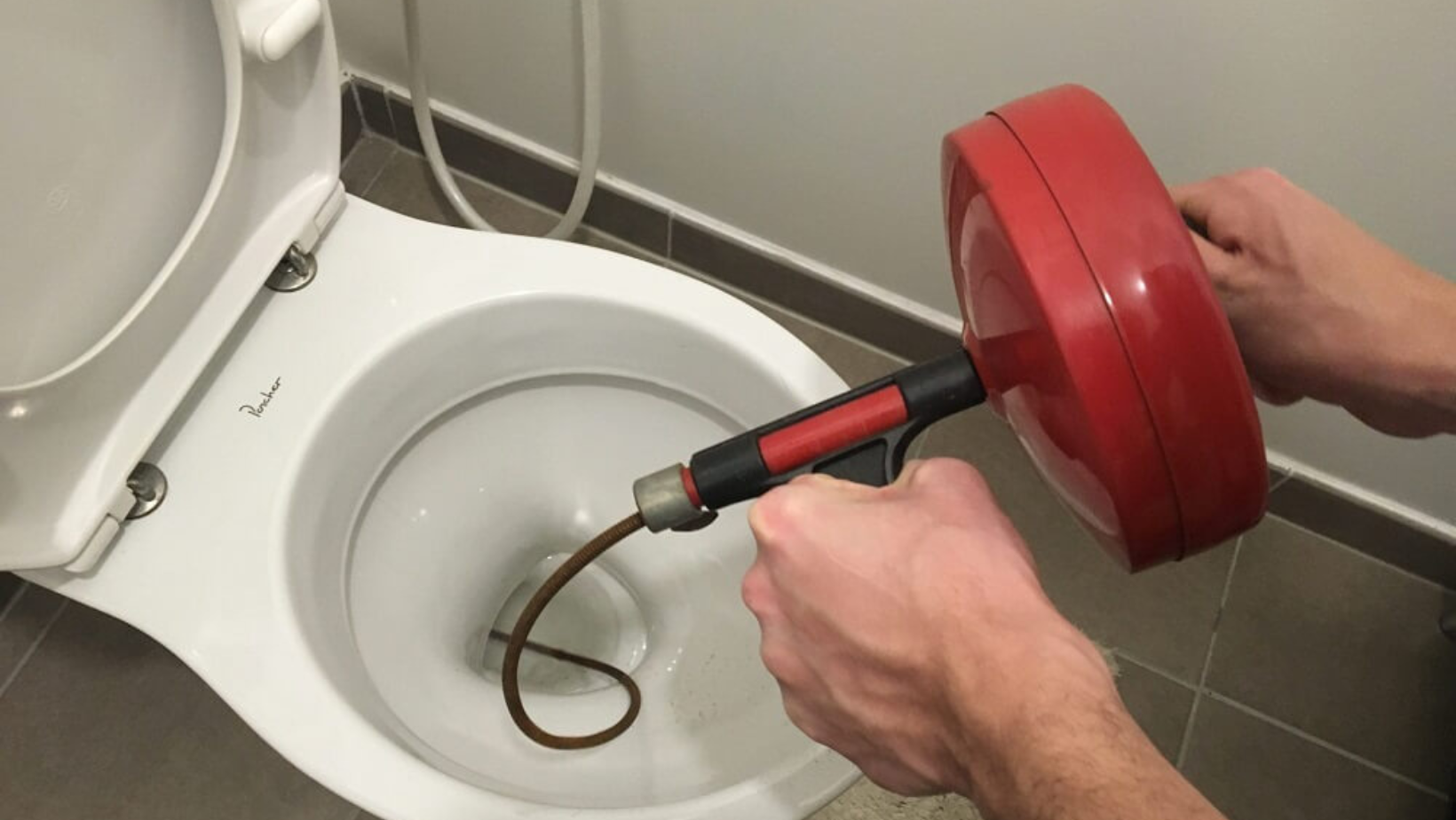 Debouchage toilette avec un flexible de debouchage plomberie