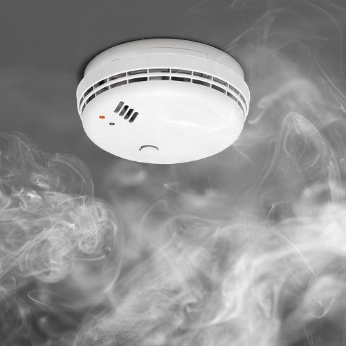 Fumée de Cheminée qui Pénètre dans la Maison : Risques et Solutions