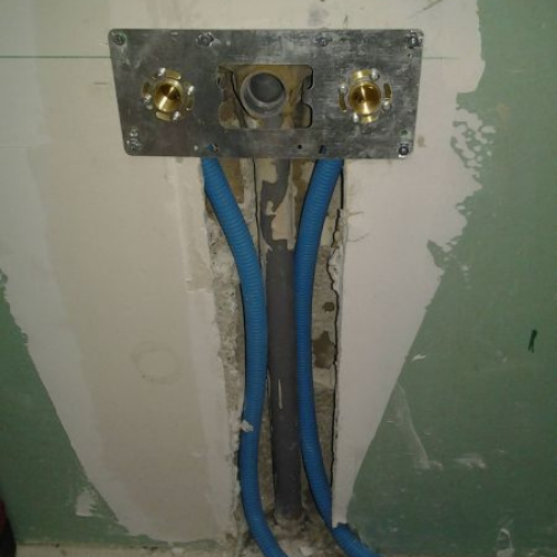 Installer du tuyau per dans des mur en placo 