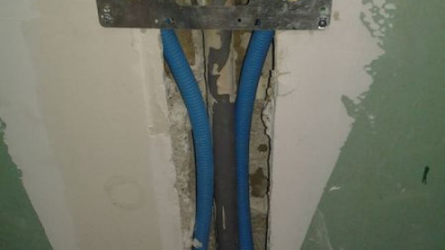 Comment raccorder un tuyau PER sur un mur en placo plâtre ?